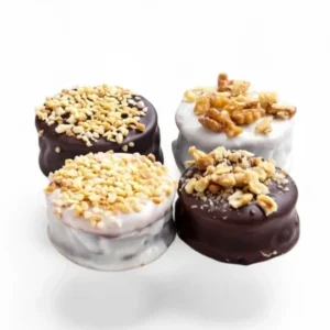 Alfajores de chocolate negro y blanco decorados con maní y nueces, Dibble