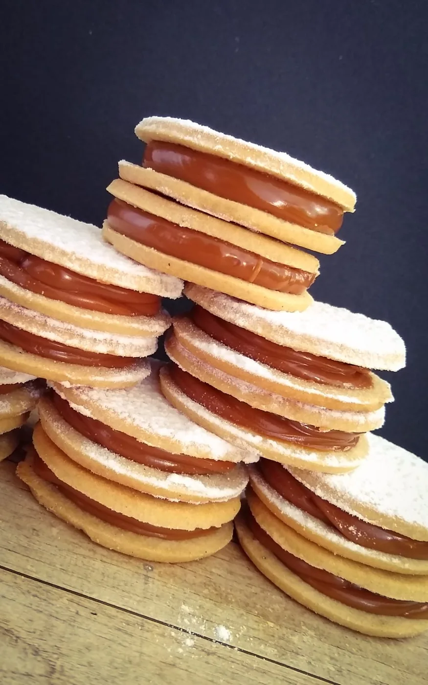 Alfajor clásico de masa vainilla con dulce de leche, Dibble