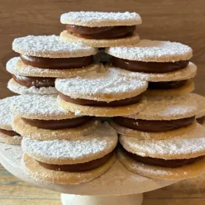 Alfajor de maicena con dulce de leche y coco rallado, Dibble