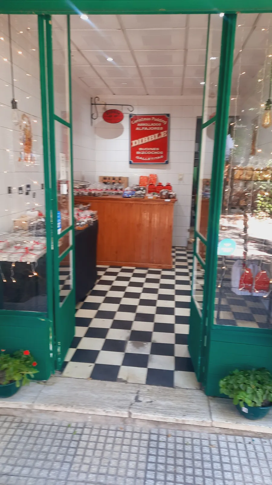 Frente del local de Dibble en Suipacha 1671, Beccar