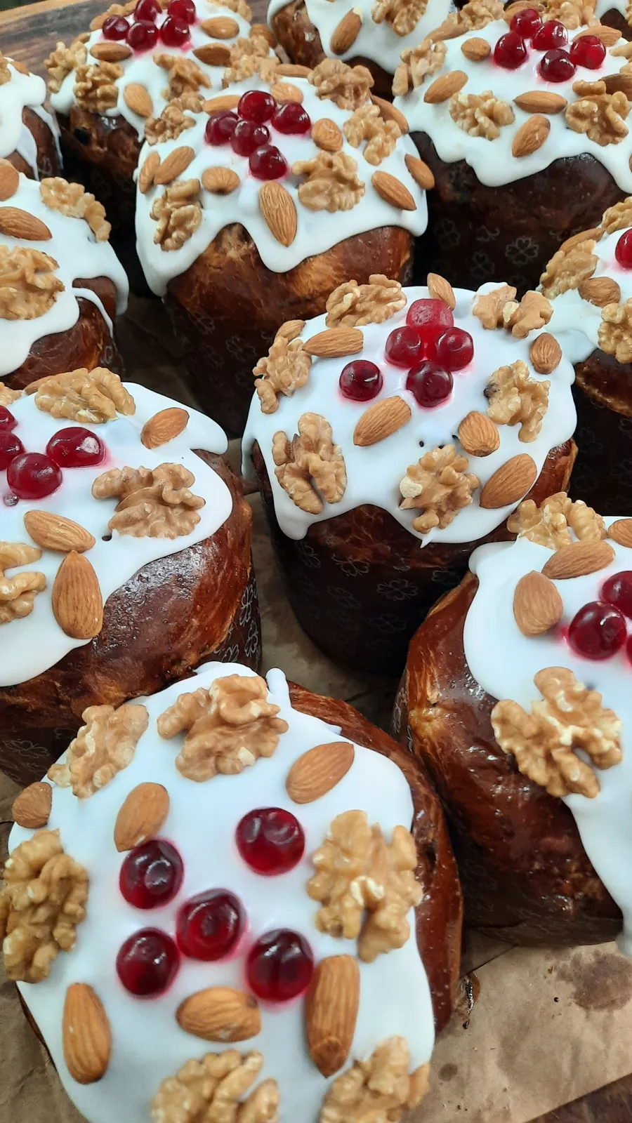 Pan dulce artesanal de Dibble con glaseado, nueces, almendras y frutas